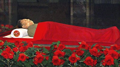 img_606X341_2012-kim-jong1-coffin.jpg