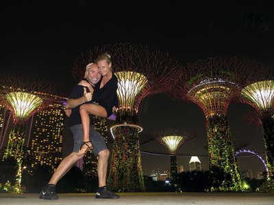 Lovers-in-Singapore-garden-by-the-bay.jpg