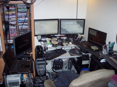 small-geek-corner-computer-desk.jpg