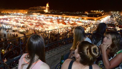 des-touristes-prennent-un-verre-sur-une-terrasse-surplombant-la-place-jamaa-el-fna-de-marrakech-le-5-juin-2015_53571.jpg