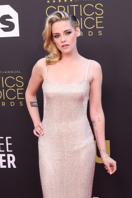 Kristen-Stewart-90s-Runway-Waves-at-Critics-Choice-Awards.jpg