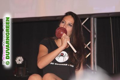 Carolina Abril invitée sur le grand podium par PussyKat
